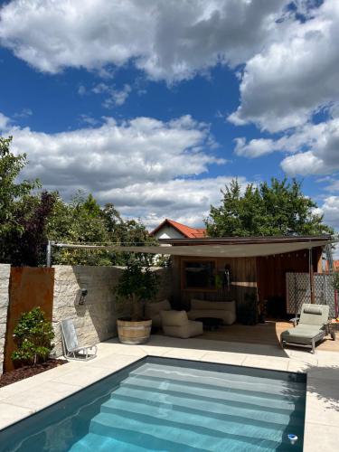 Pool mit breiter Treppe